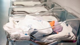 TERIFIANT // Bebeluș mort, cu capul zdrobit. Medicii ar fi apăsat-o pe mamă cu coatele pe burtă